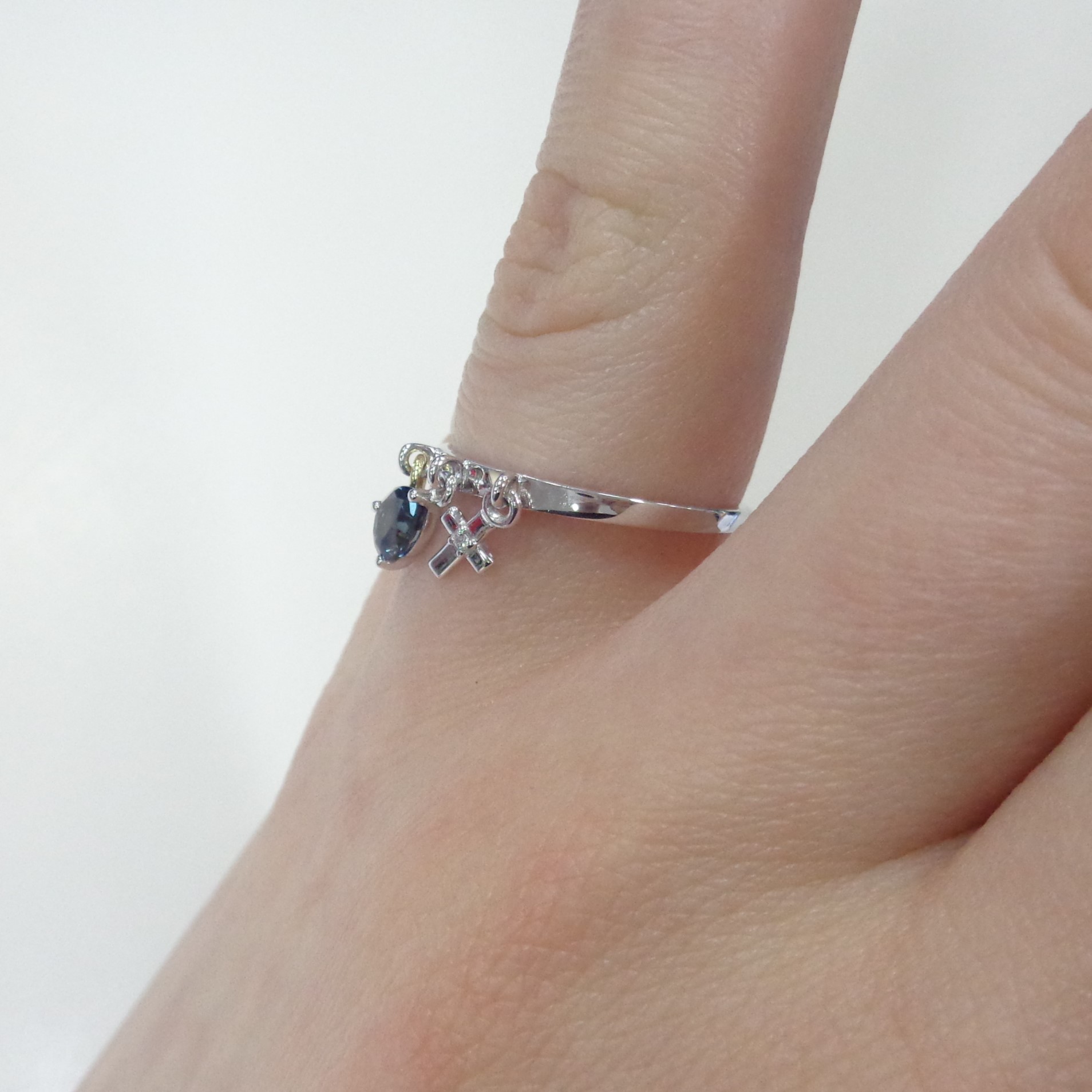 Золотое кольцо 585 пробы; белое, желтое золото; родий; вставки 1 Бр.Кр-17 0,0035 2/3А; 1 Топаз Лондо